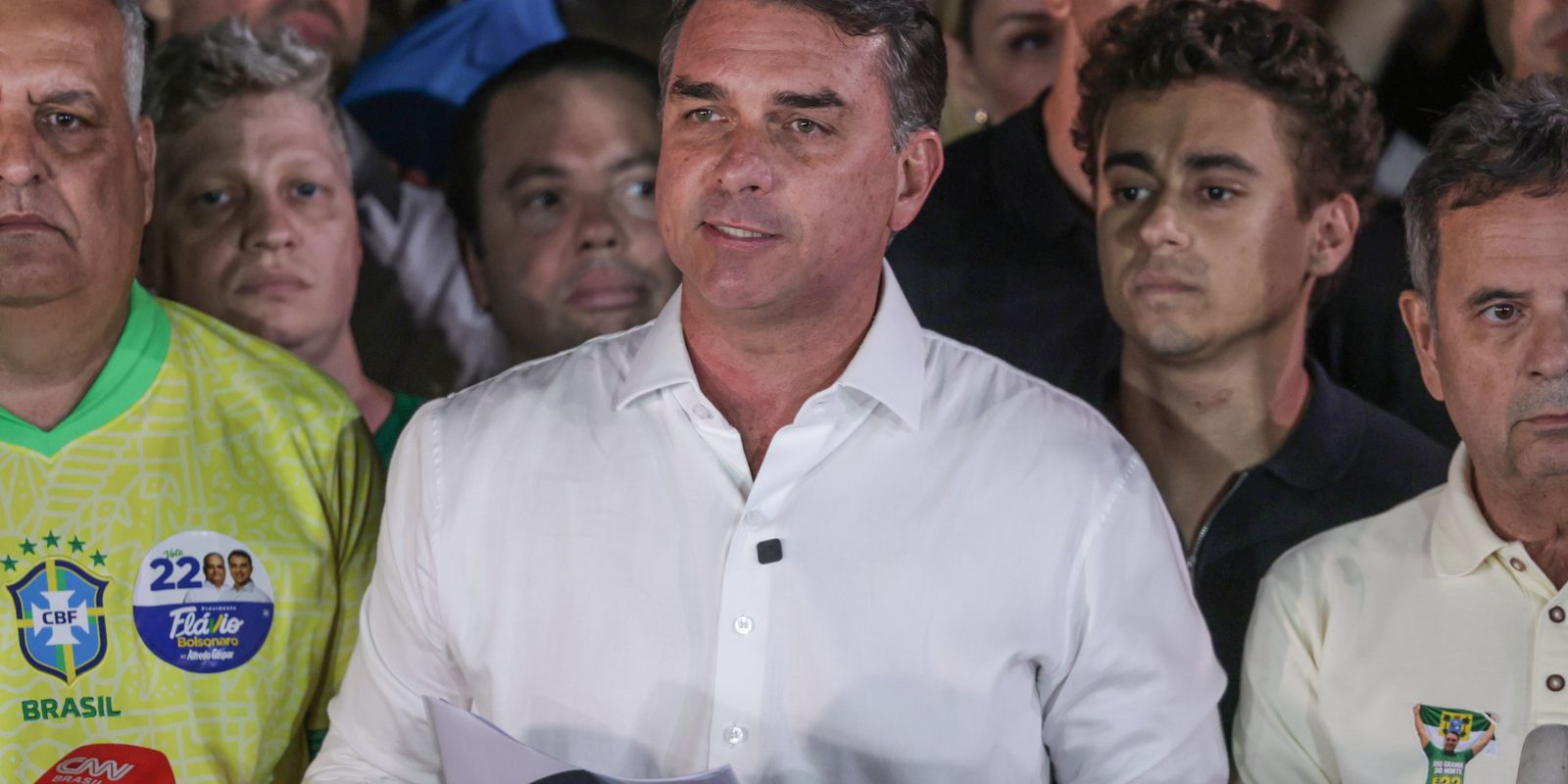 Flávio Bolsonaro agradece Milei e Trump em carta após fuga do Brasil