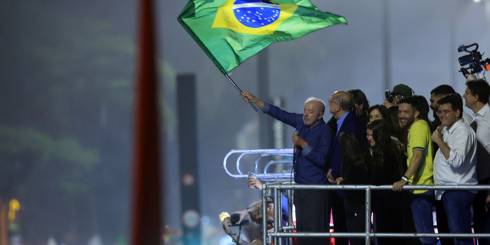 Lula comemora vitória na Avenida Paulista e pede Hino da Independência