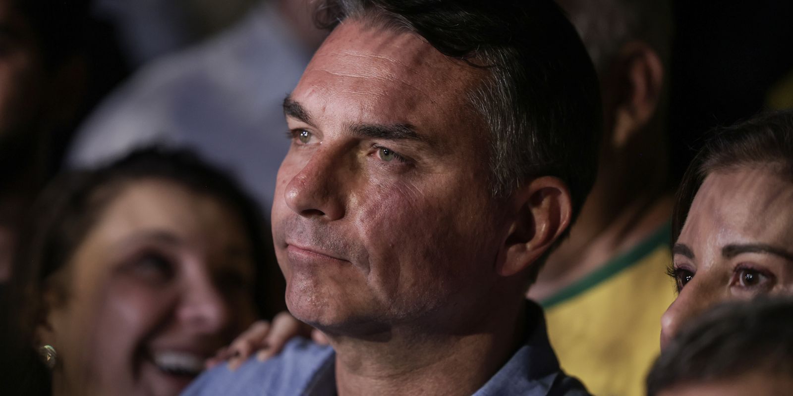 Flávio Bolsonaro evita propostas claras e faz acusações sem provas em sabatina