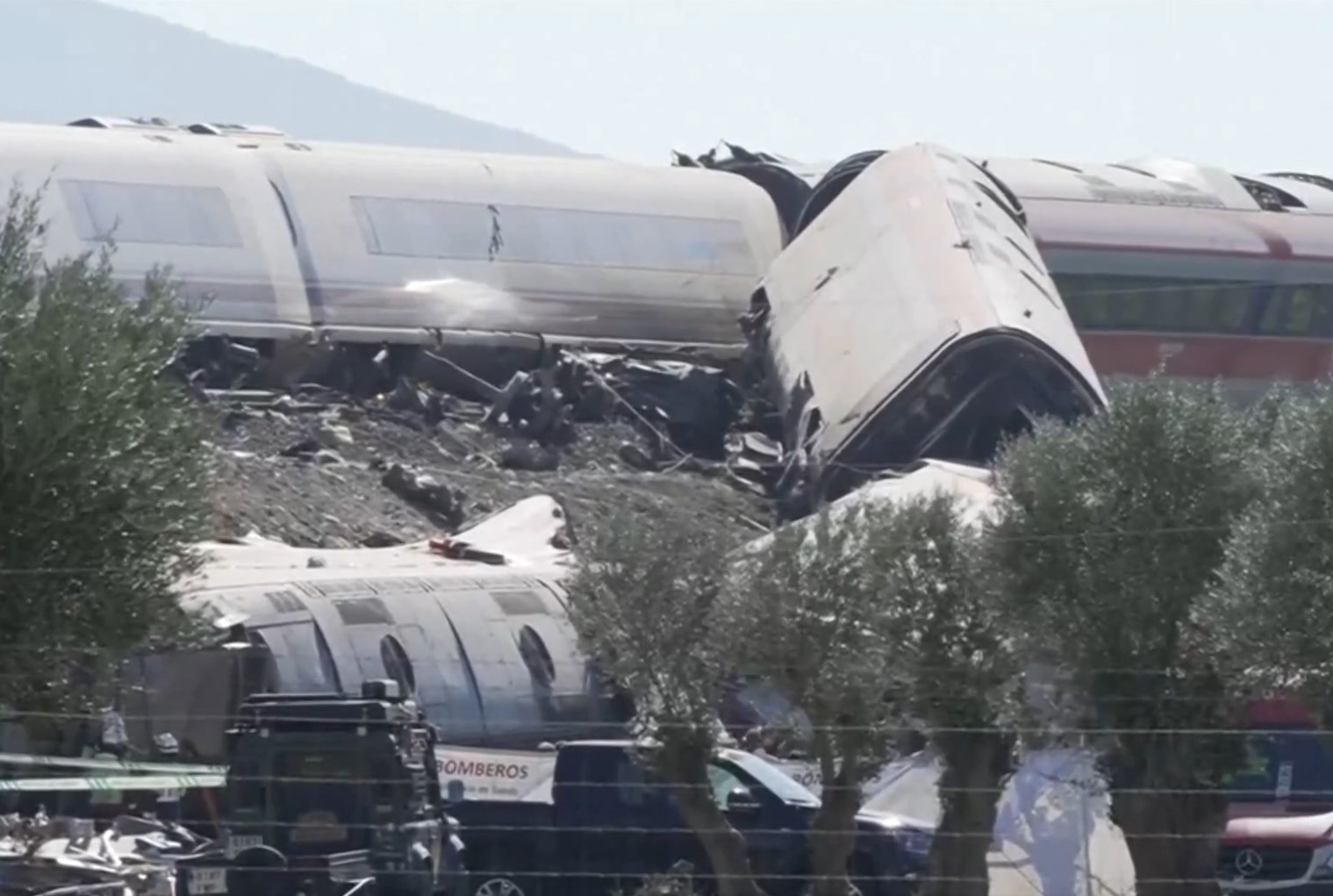 Espanha investiga acidente de trem após suspeita de falha humana e 30 mortes