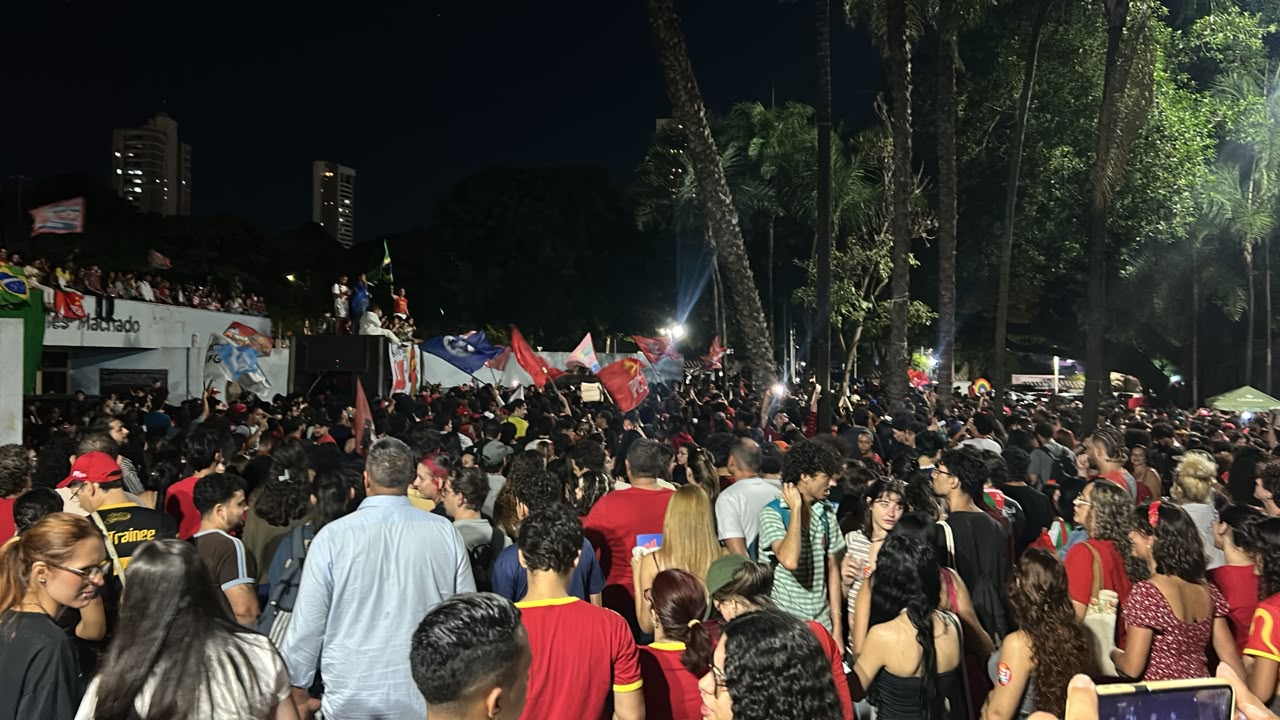 Ato pela democracia reúne estudantes e apoiadores de Lula em Goiânia