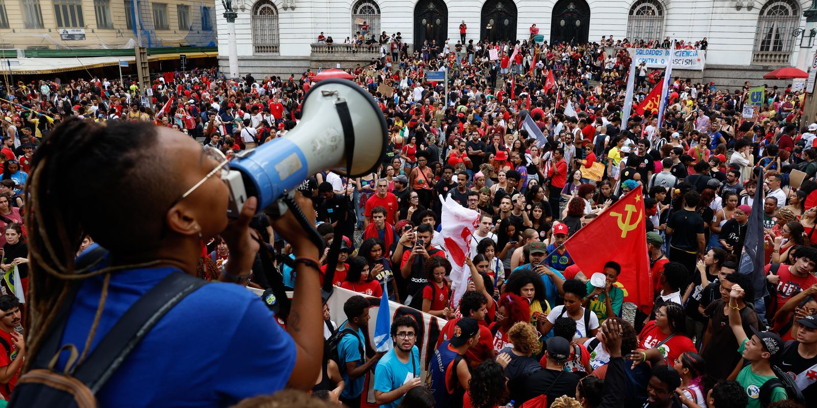 Estudantes realizam atos pelo país em defesa da candidatura de Lula