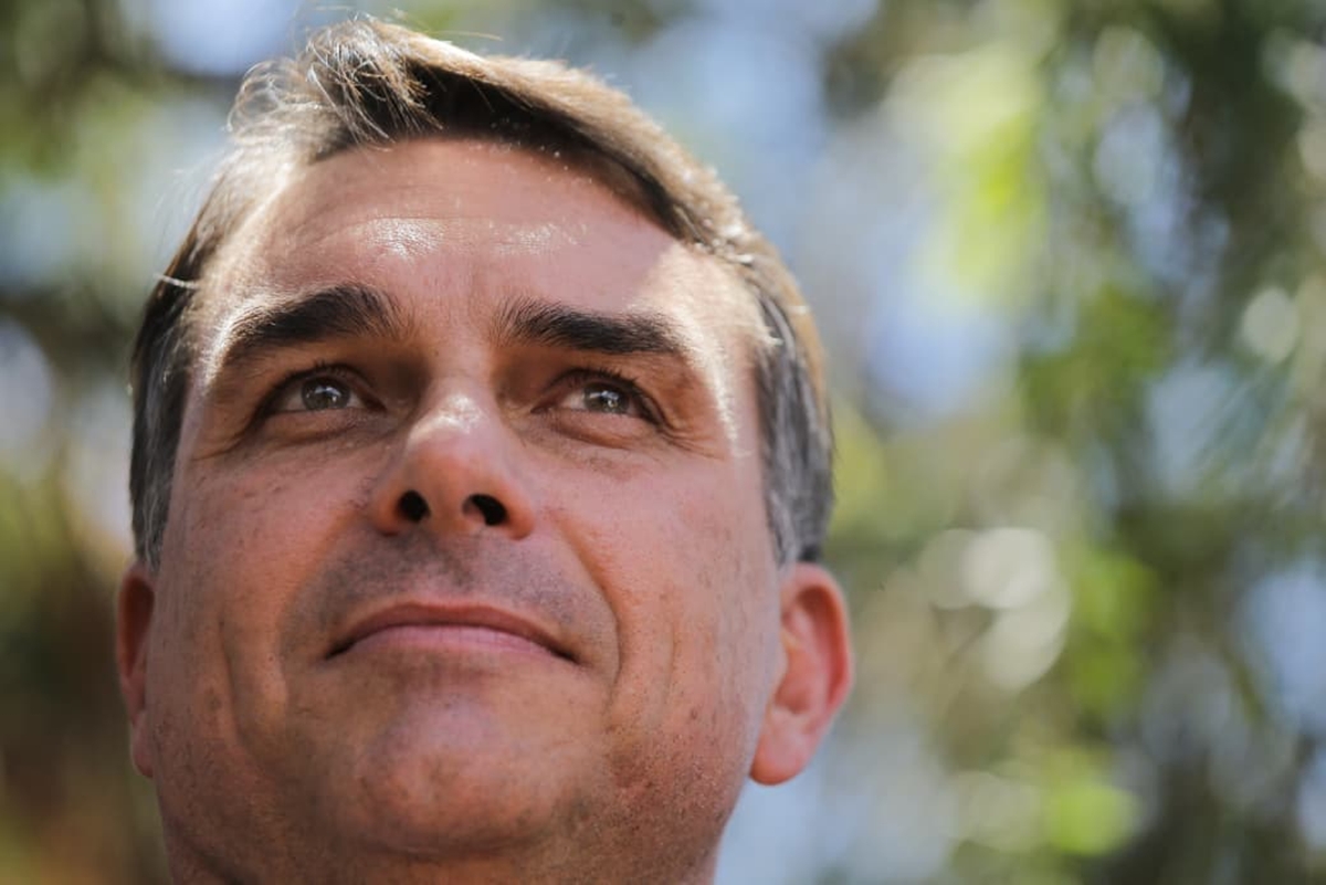 Flávio Bolsonaro recebe ex-candidata à Presidência em reunião da bancada do PL