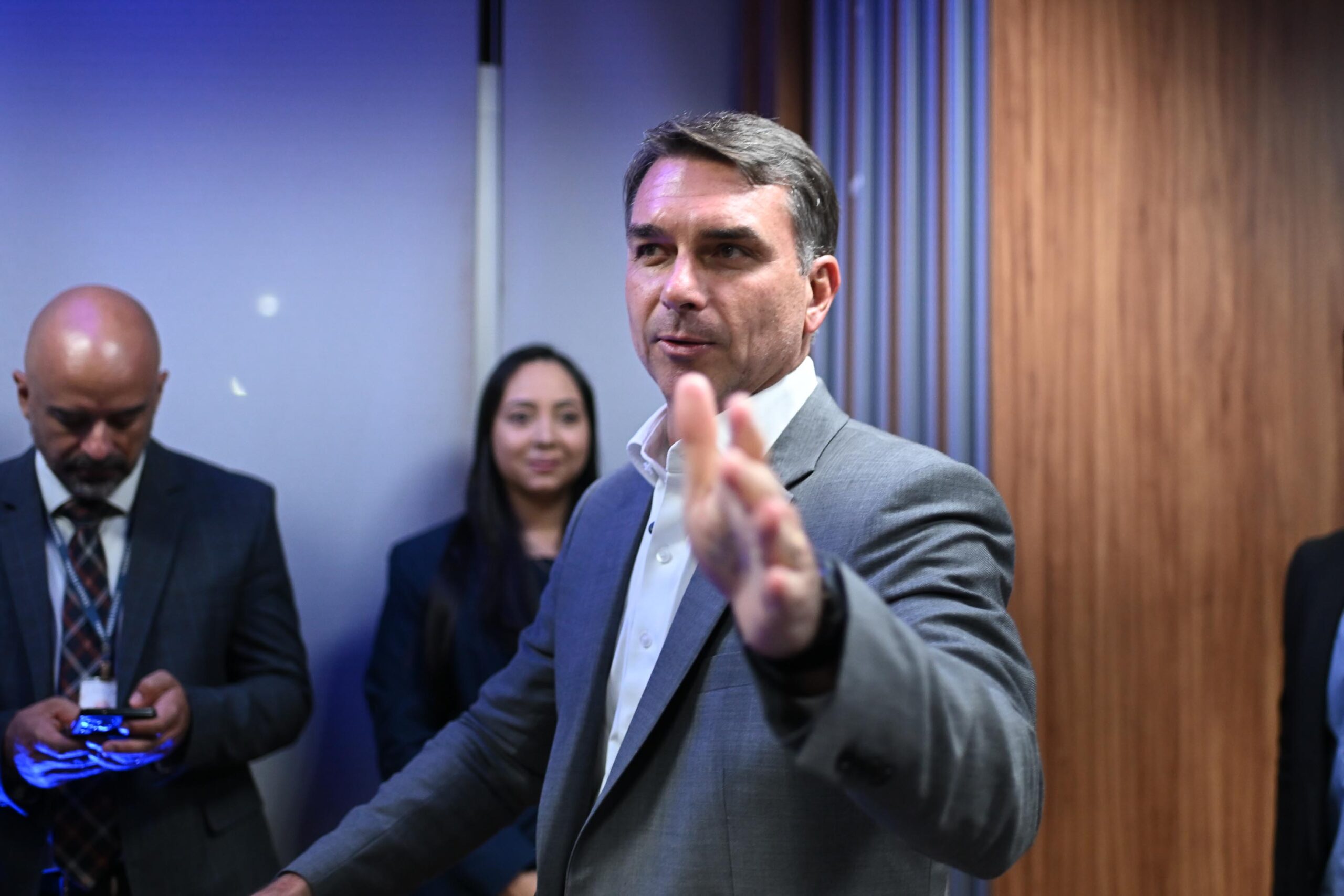 Flávio alega que posts apagados prejudicaram análise do TSE sobre canal