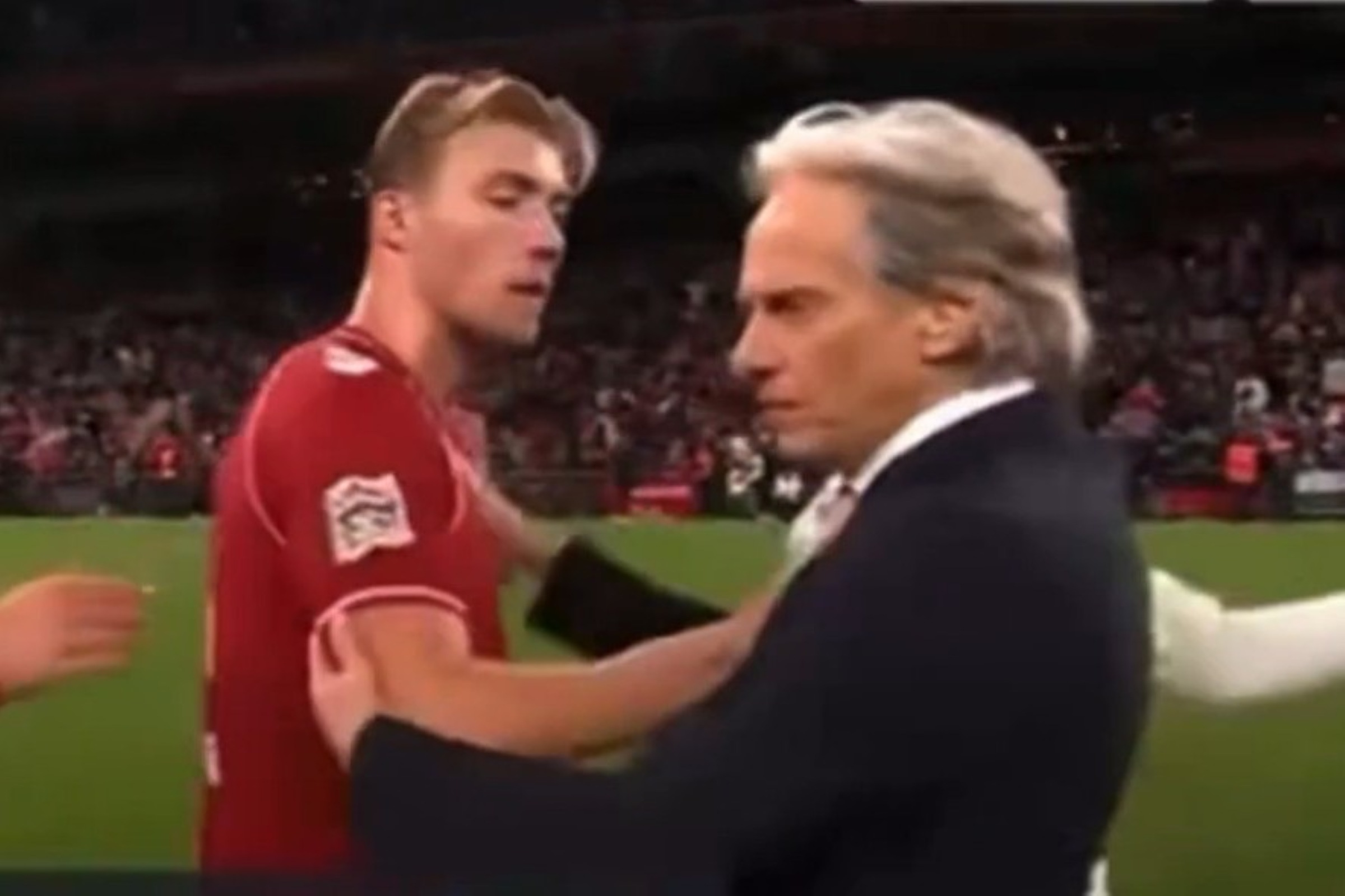 Fã de Cristiano Ronaldo, Rasmus Hojlund celebra gol igual ao ídolo
