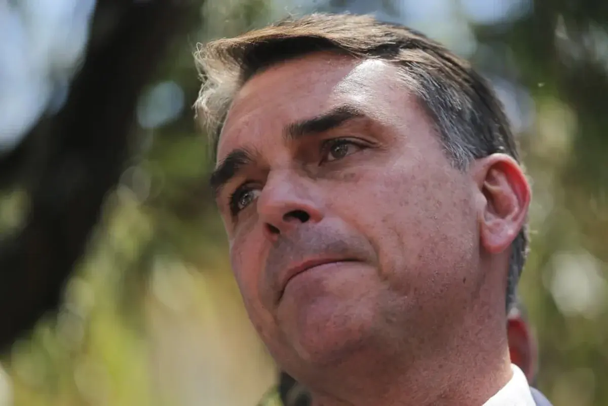 Flávio Bolsonaro viaja para os Estados Unidos após ordem do STF