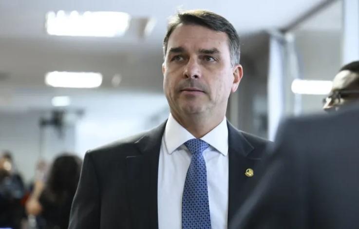 Flávio Bolsonaro cancela participação no debate da Globo após decisão do TSE