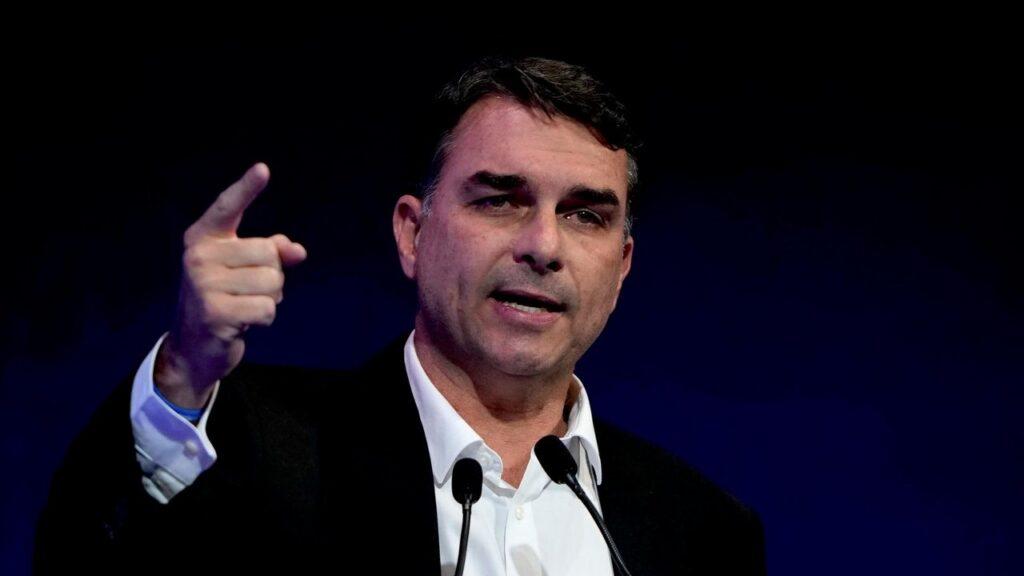 Flávio Bolsonaro confirma presença em debate após Lula aceitar convite
