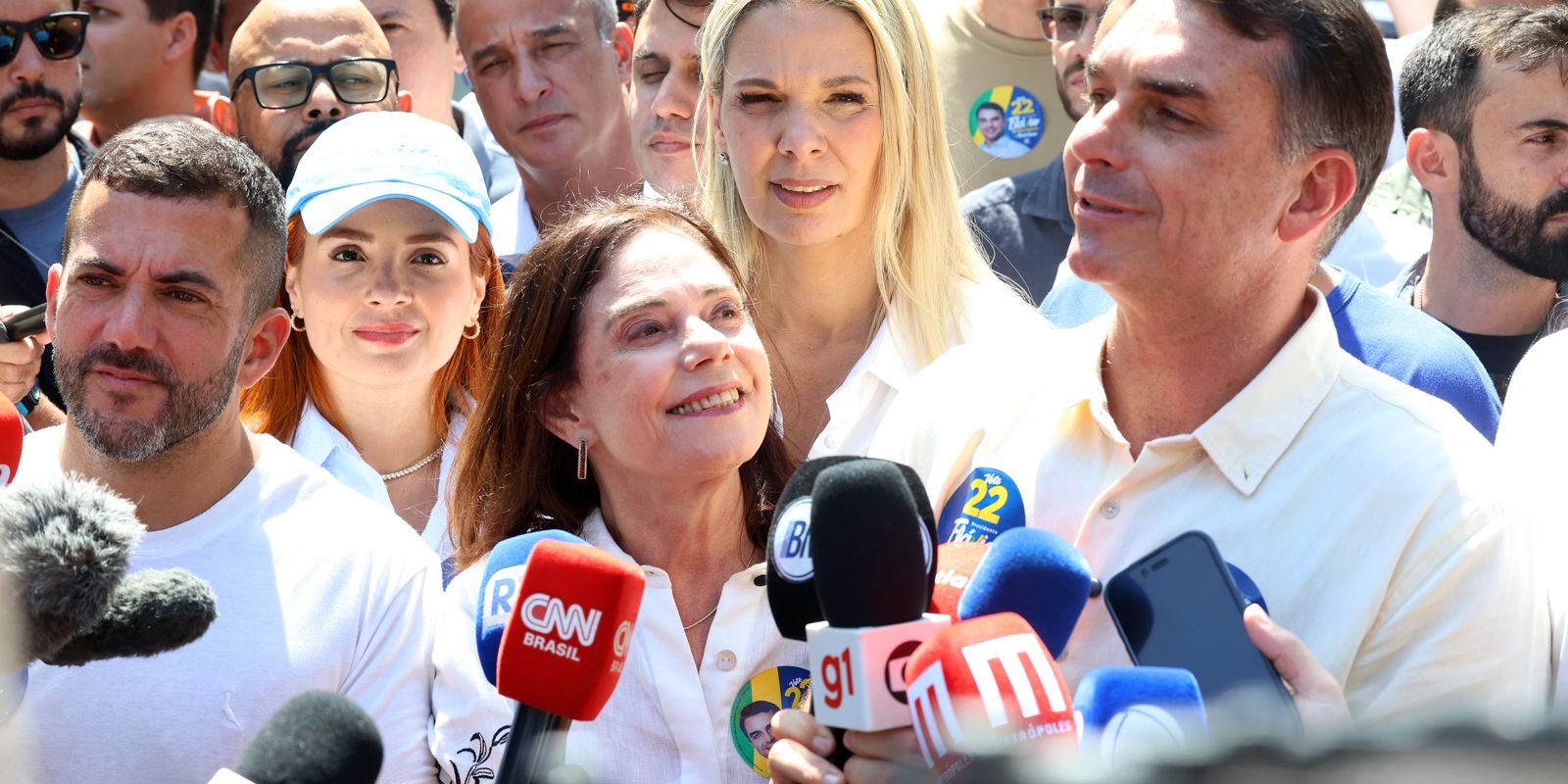 Flávio Bolsonaro garante manutenção do Bolsa Família em campanha