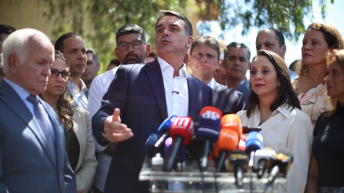 Flávio Bolsonaro rejeita corte em aposentadoria e acusa PT de fake news