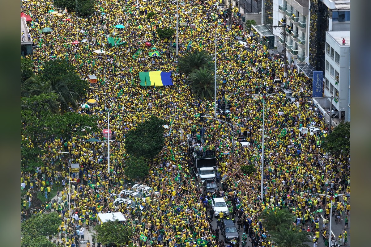 Flávio Bolsonaro cumpre agenda de campanha em trio elétrico na cidade de Vitória