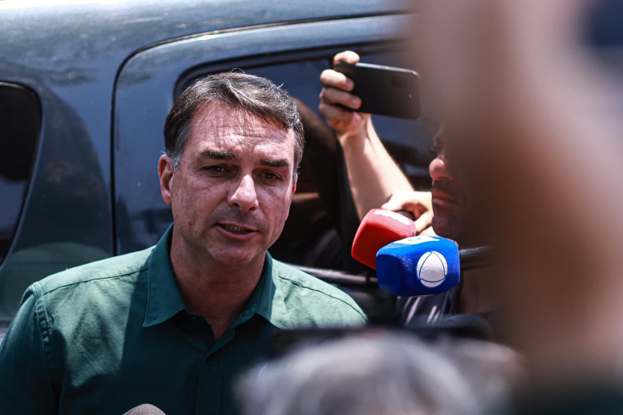 Flávio Bolsonaro apoia o fim da escala 6x1 na reta final
