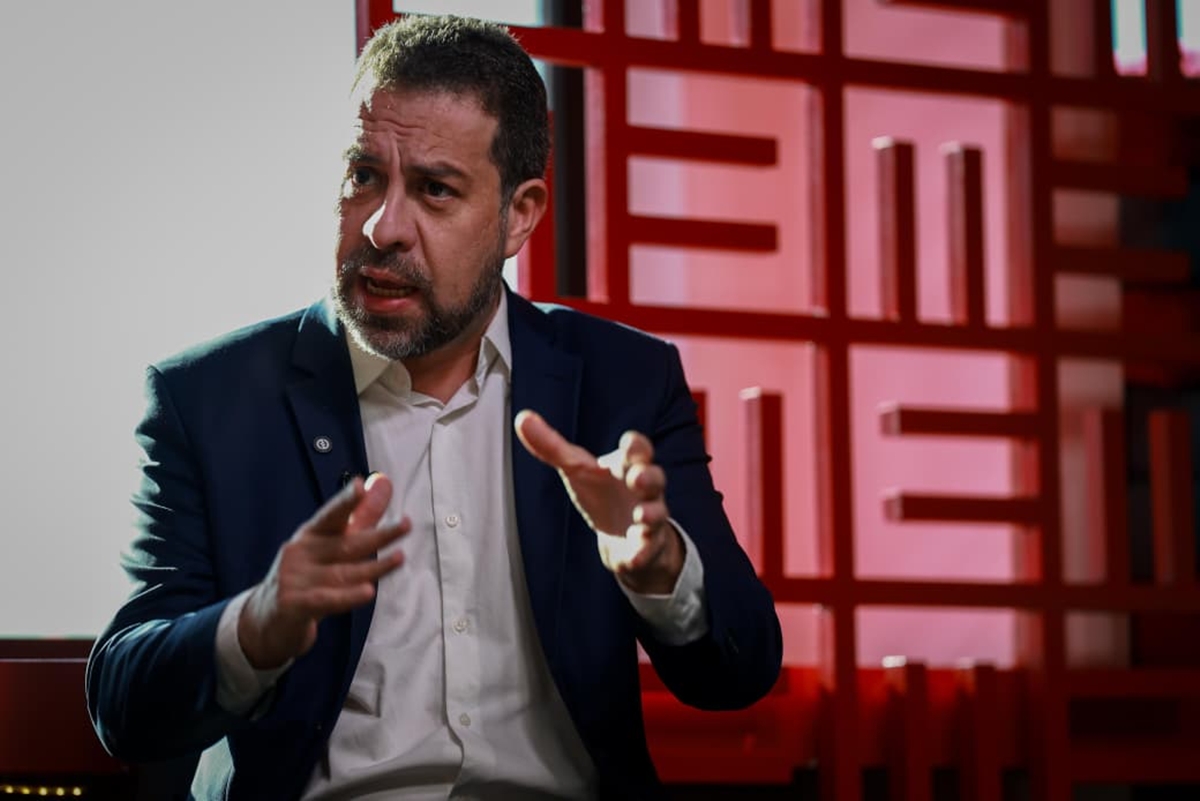 Fuga de Flávio Bolsonaro é investigada pela Justiça, afirma Boulos