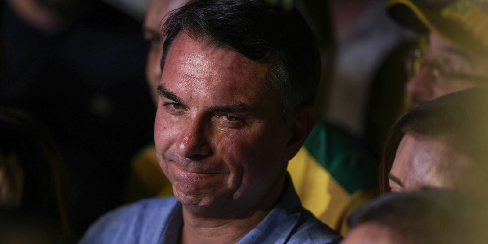 Fuga e carta golpista ampliam isolamento político de Flávio Bolsonaro