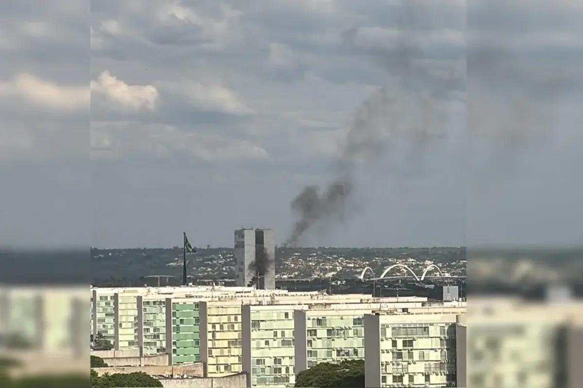 Simulação de incêndio na Esplanada dos Ministérios gera fumaça preta em Brasília