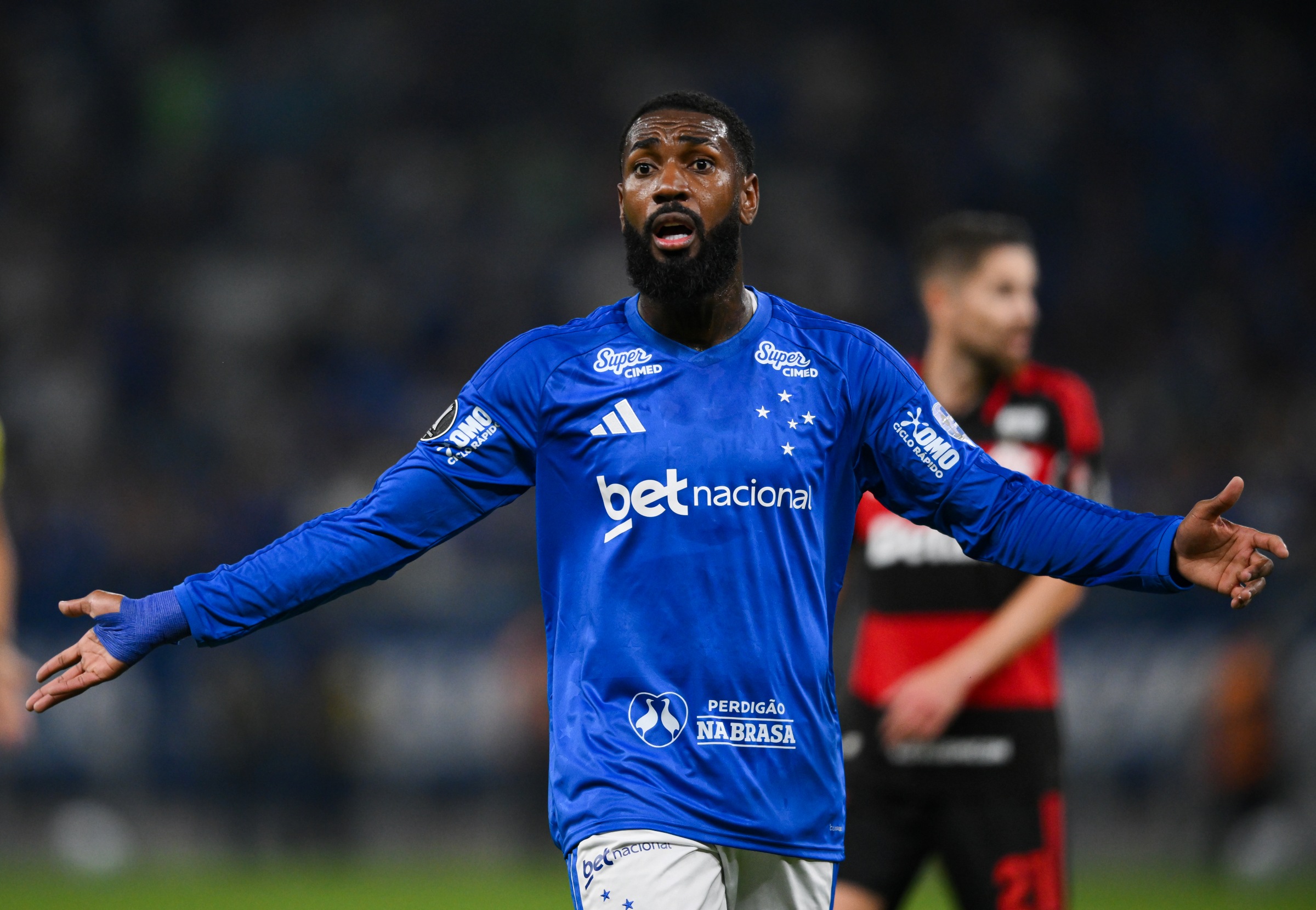 Meia gerson vira alvo de críticas após derrota do cruzeiro para o bragantino