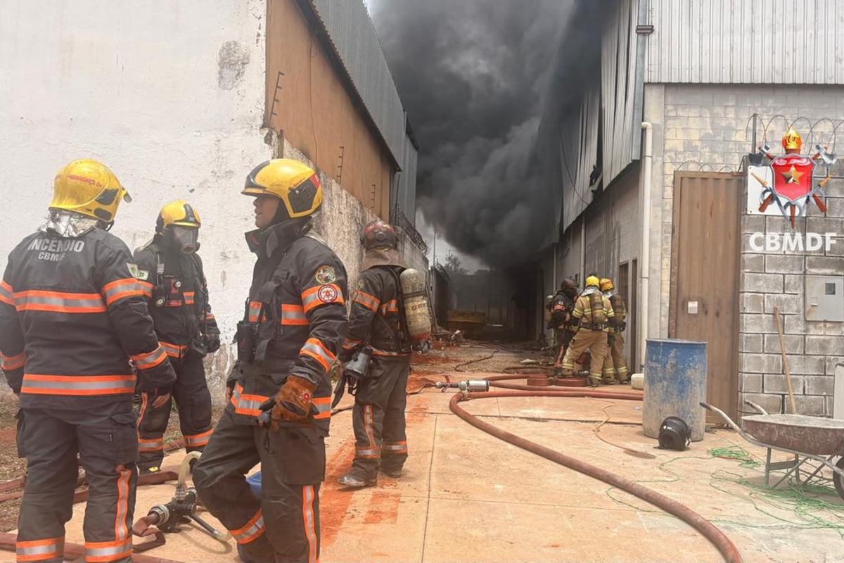 Incêndio em Ceilândia atinge galpão de tapetes e assusta moradores