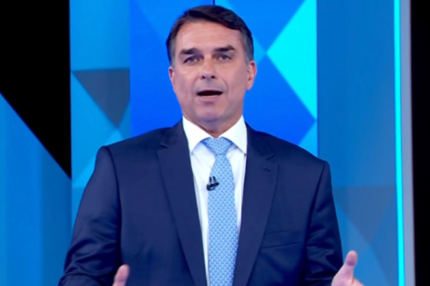 Flávio muda de opinião em debate e eleitores indecisos notam estratégia
