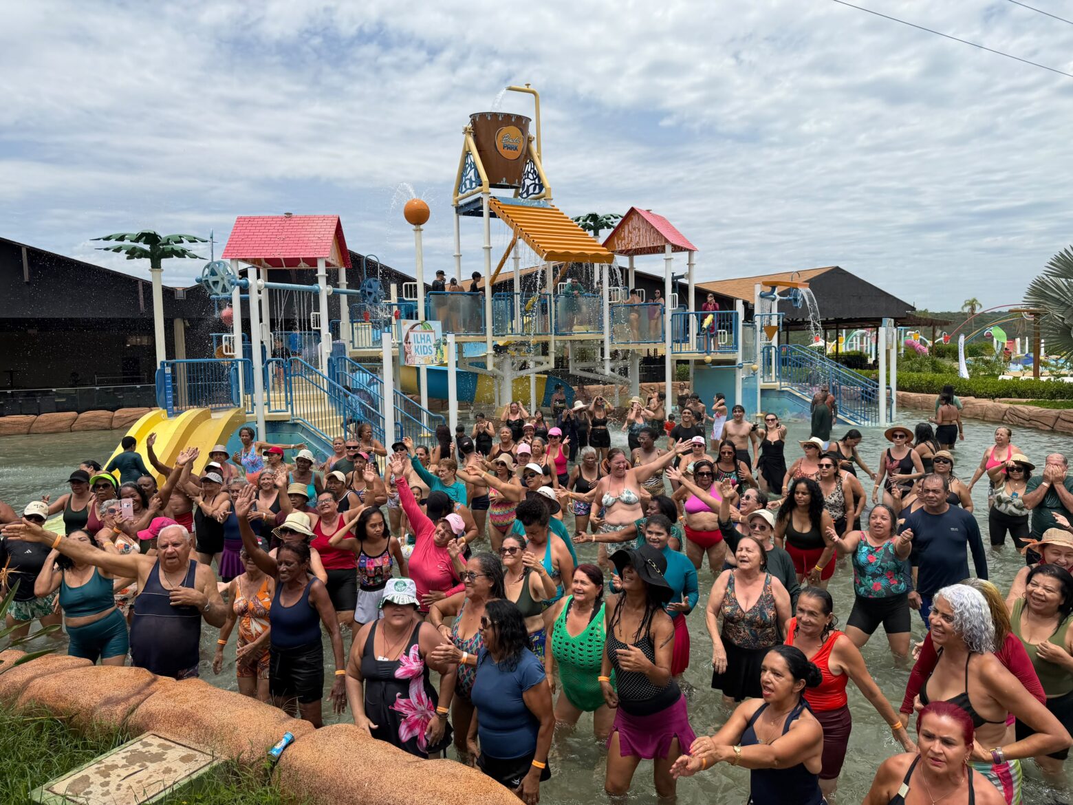 Projeto Casa da Vovó leva idosos de Luziânia para passeio no Bali Park