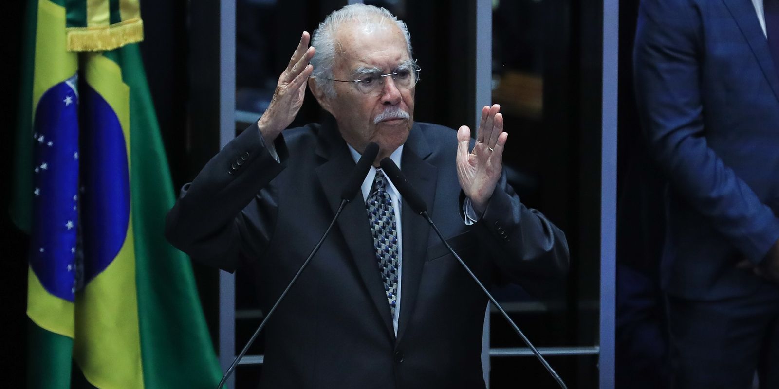 José Sarney passa por cirurgia abdominal e vai para a UTI em São Luís