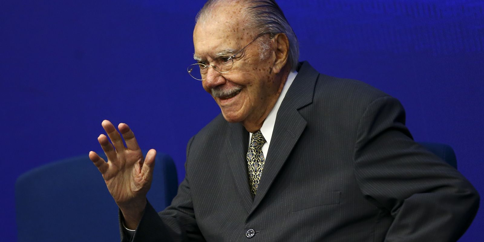 José Sarney recebe alta hospitalar após nove dias internado