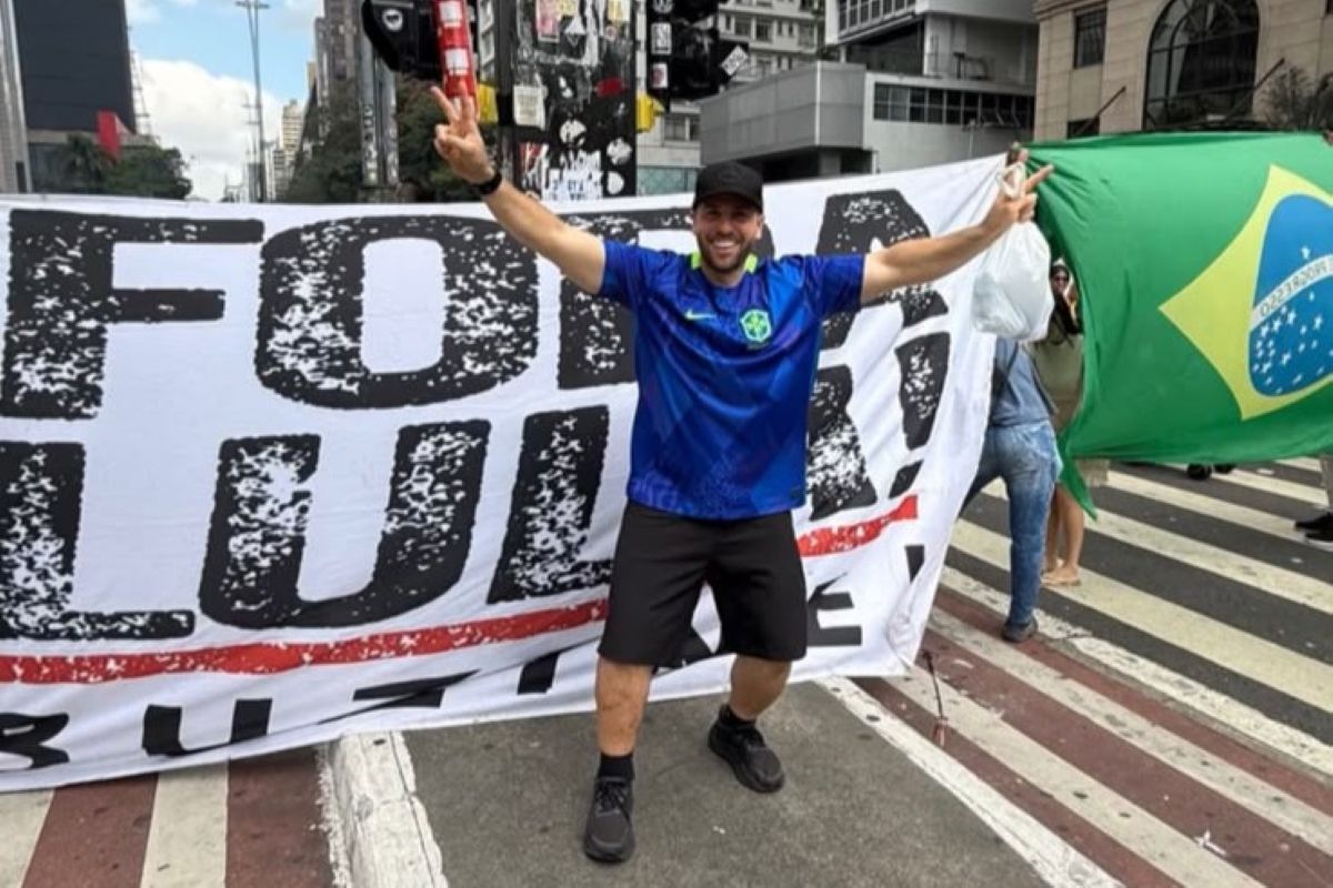 Jovem relata em BO que agressão política ocorreu pelo uso de blusa vermelha