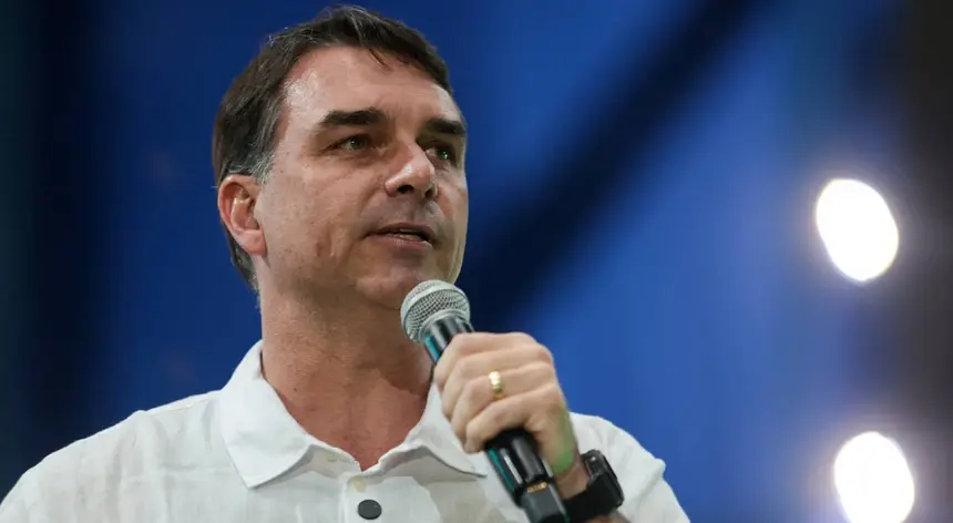 Justiça proíbe entrega de título a Flávio Bolsonaro pela Câmara de Salvador