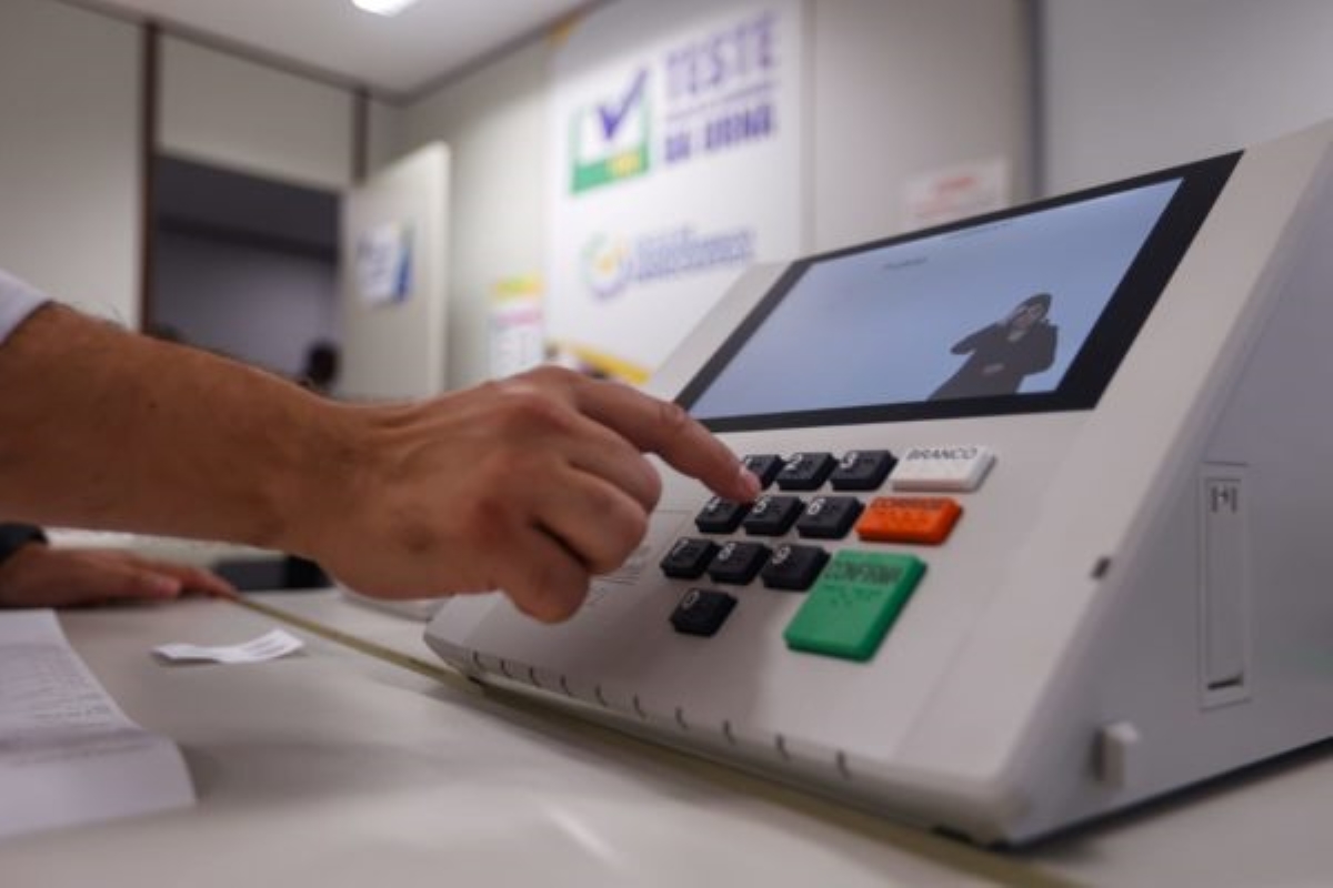 Logística das eleições distribui urnas eletrônicas com apoio de militares