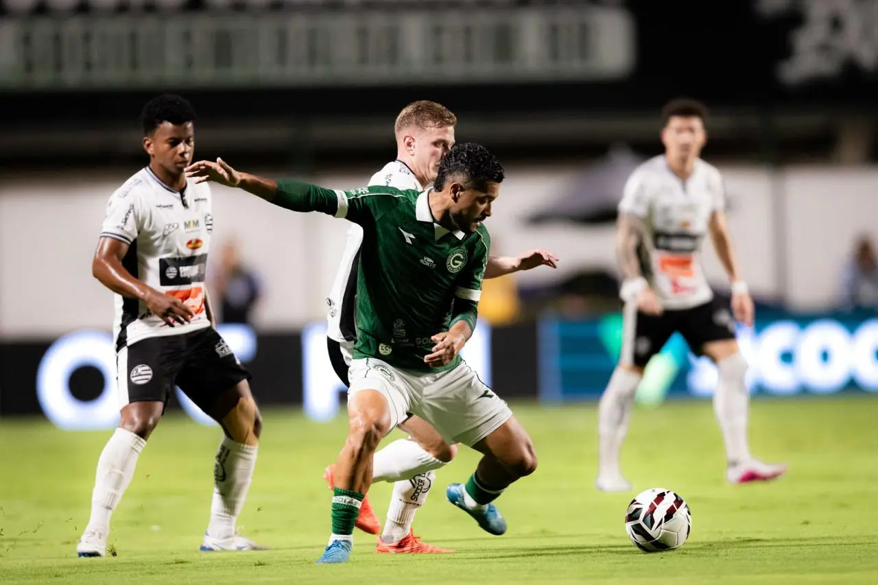 Lucas Rodrigues brilha no fim e Goiás bate o Athletic na Serrinha pela Série B
