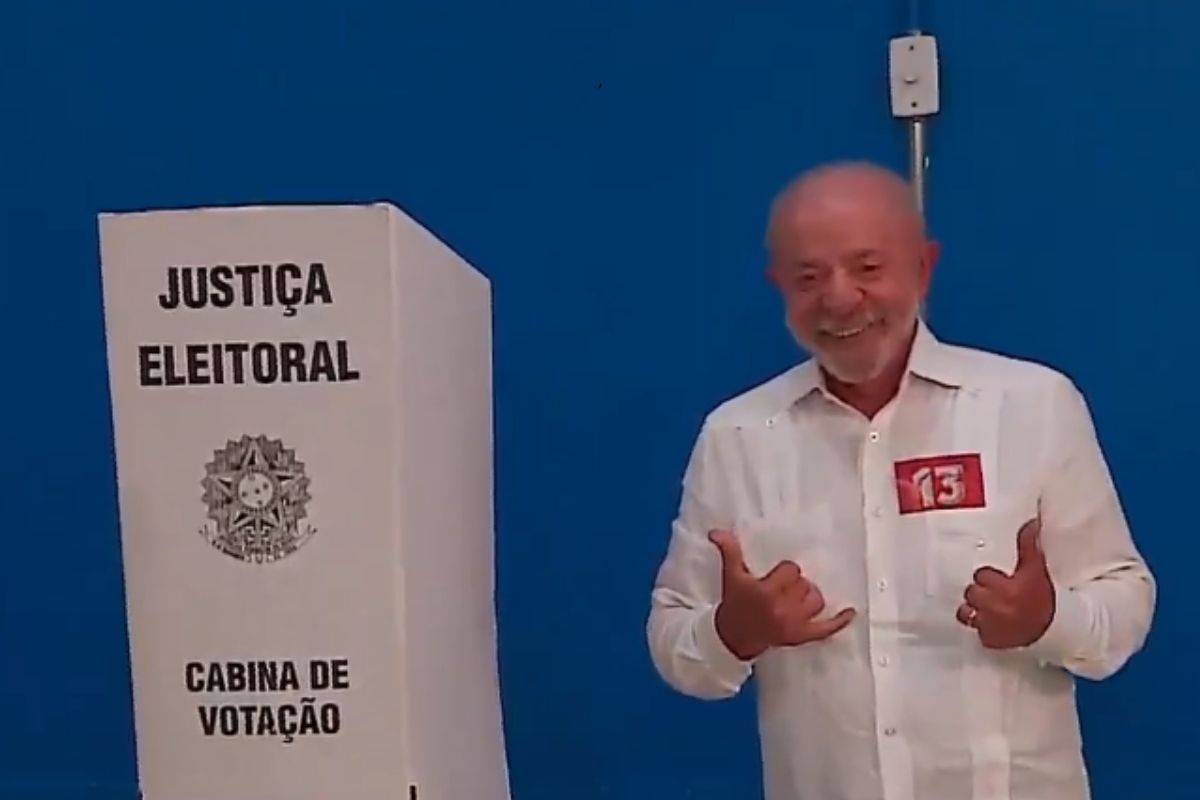 Lula cobra do TSE solução para eleitores sem ônibus