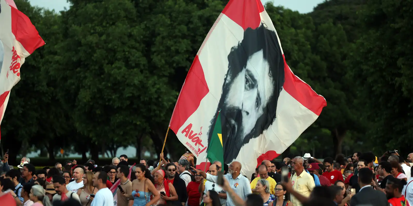 Lula e eleitores idosos celebram aniversário no Palácio do Alvorada