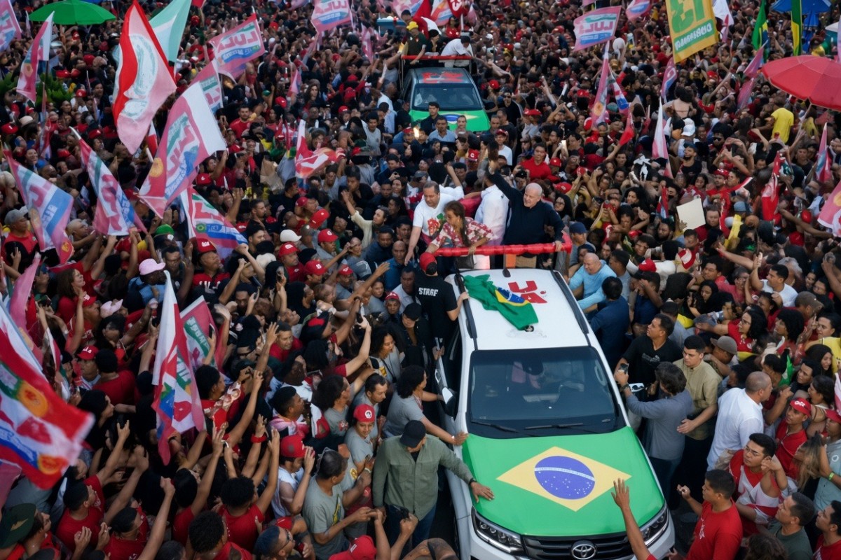 Lula ganha primeiro celular e anuncia participação em canal durante eleições