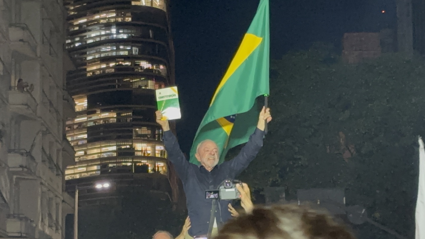 Manifestantes protestam com cartaz contra Lula durante agenda em BH