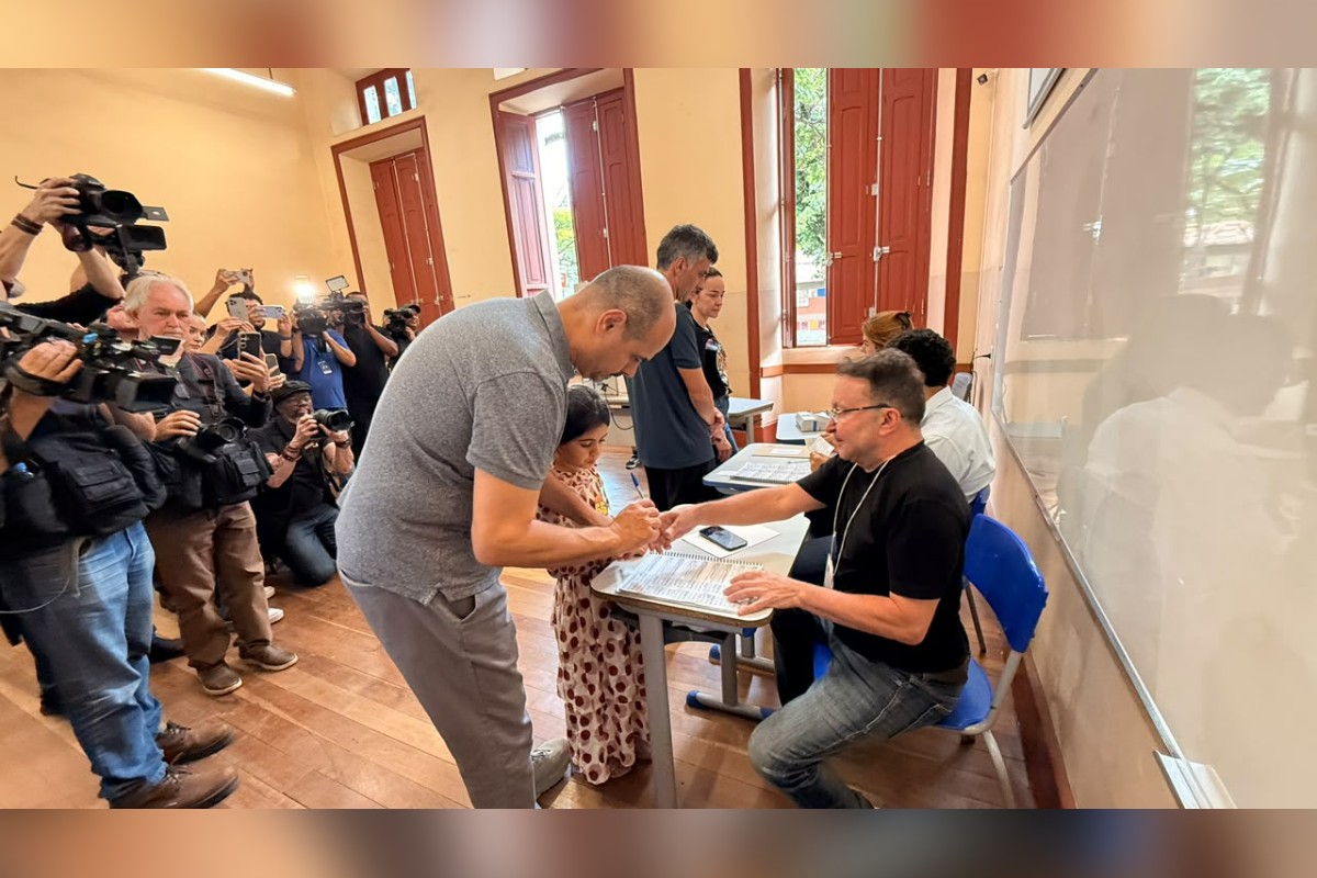 Mateus Simões aposta em segundo turno durante votação em Belo Horizonte