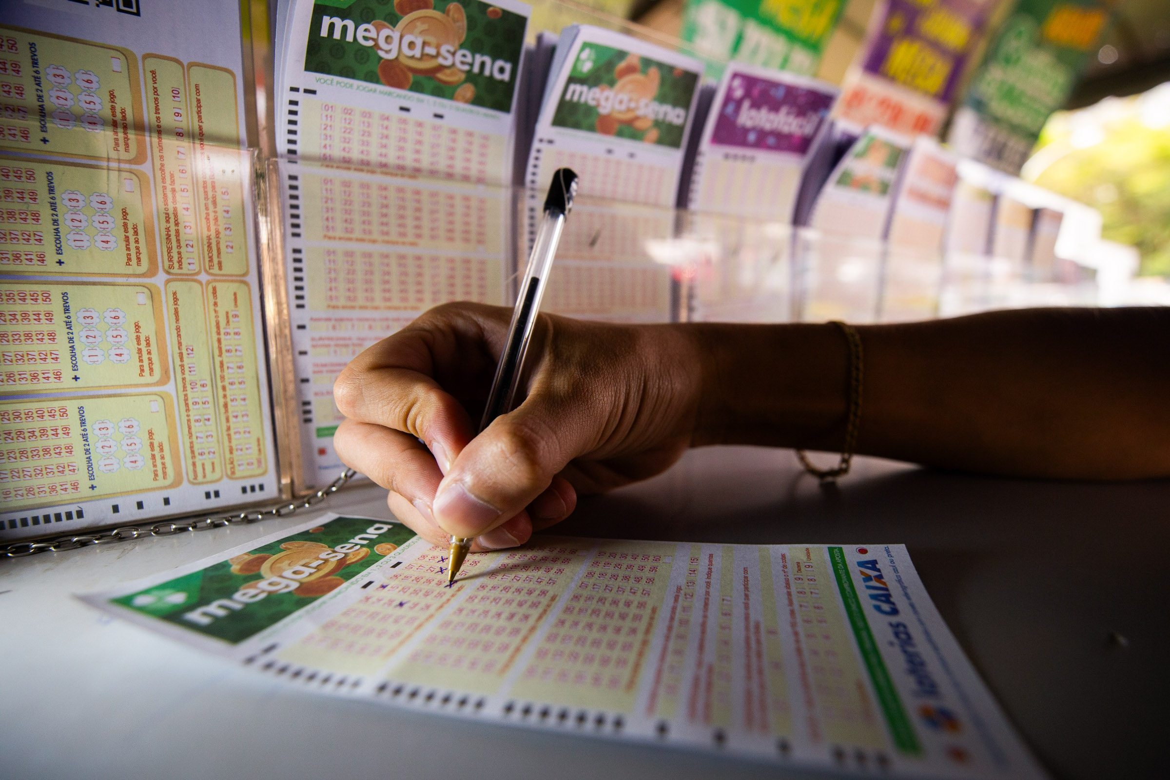 Mega-Sena acumula novamente e prêmio dispara para mais de R$ 180 milhões