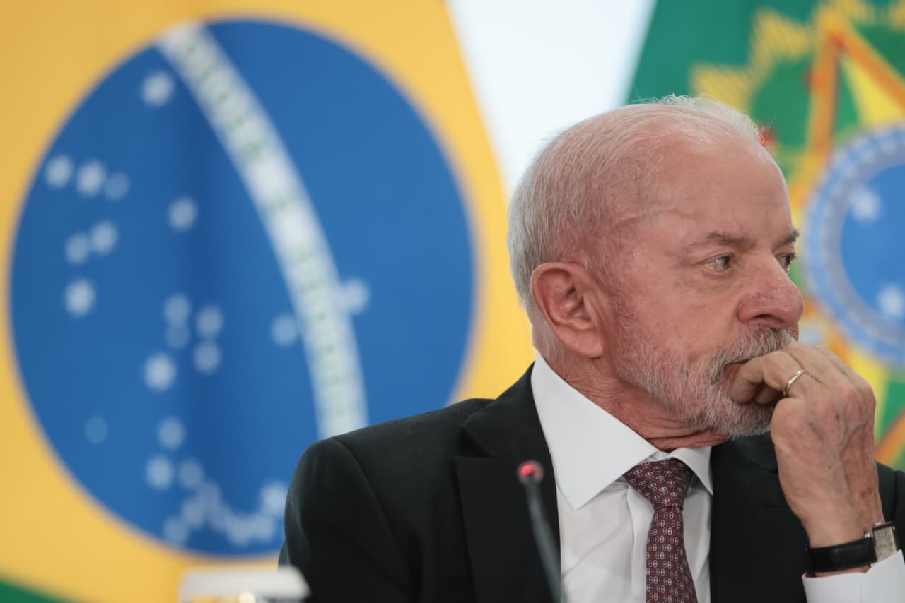 André Mendonça determina suspensão de posts da campanha de Lula contra Flávio Bolsonaro