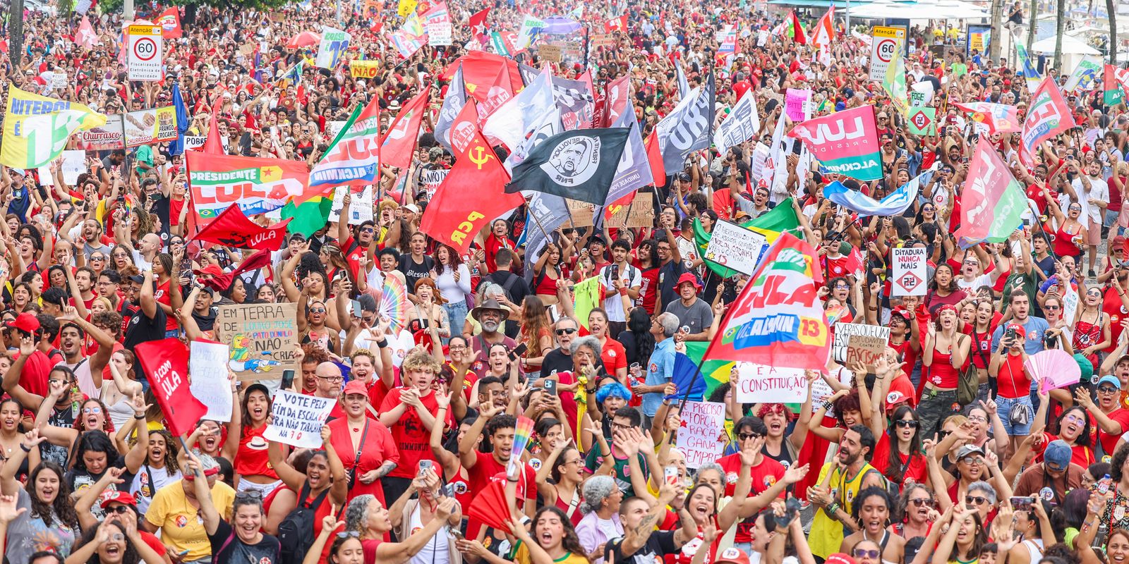 Ato político em Copacabana reúne milhares em defesa da democracia e de Lula