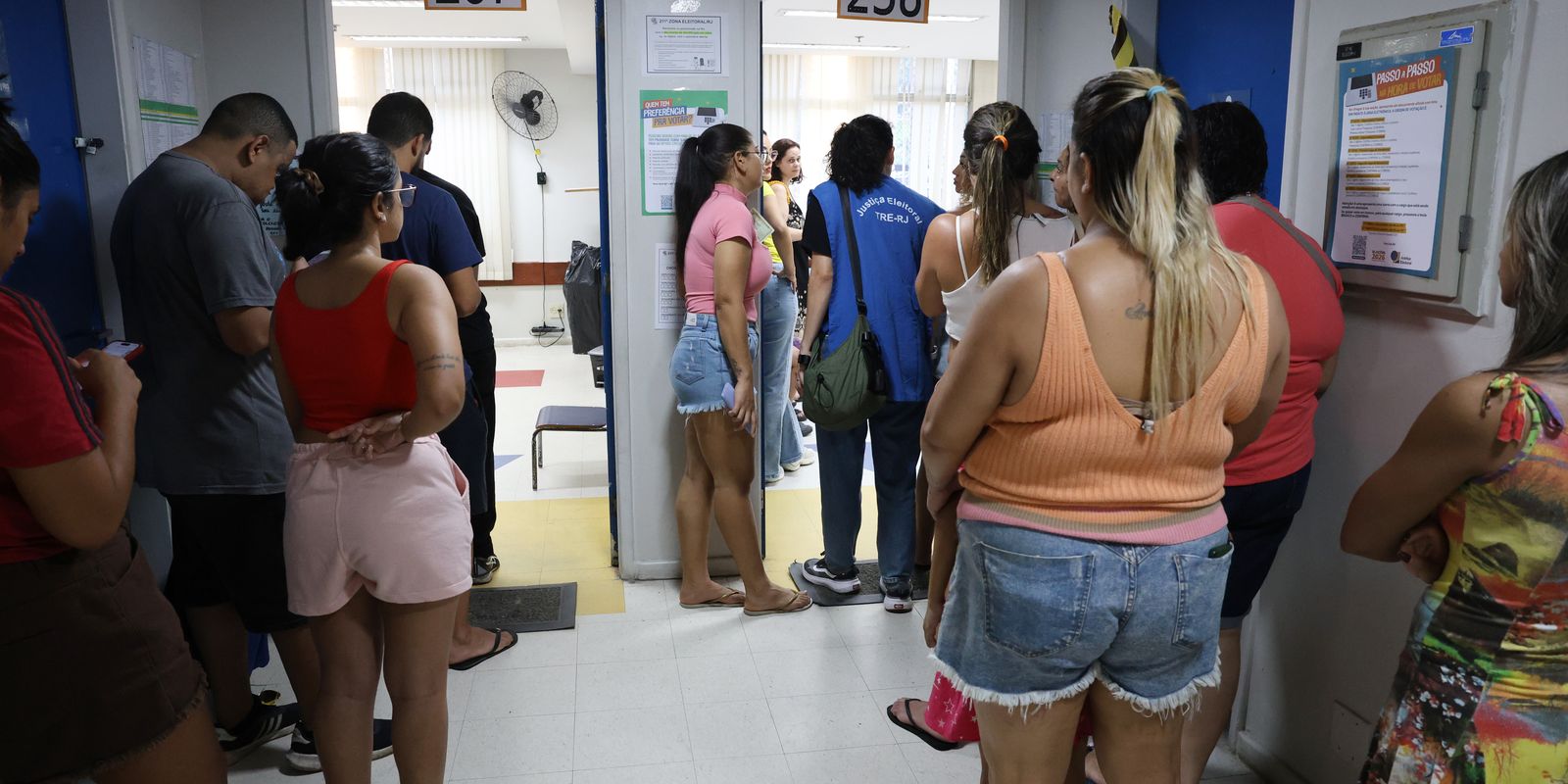 Moradores da Maré se mobilizam para divulgar novos locais de votação