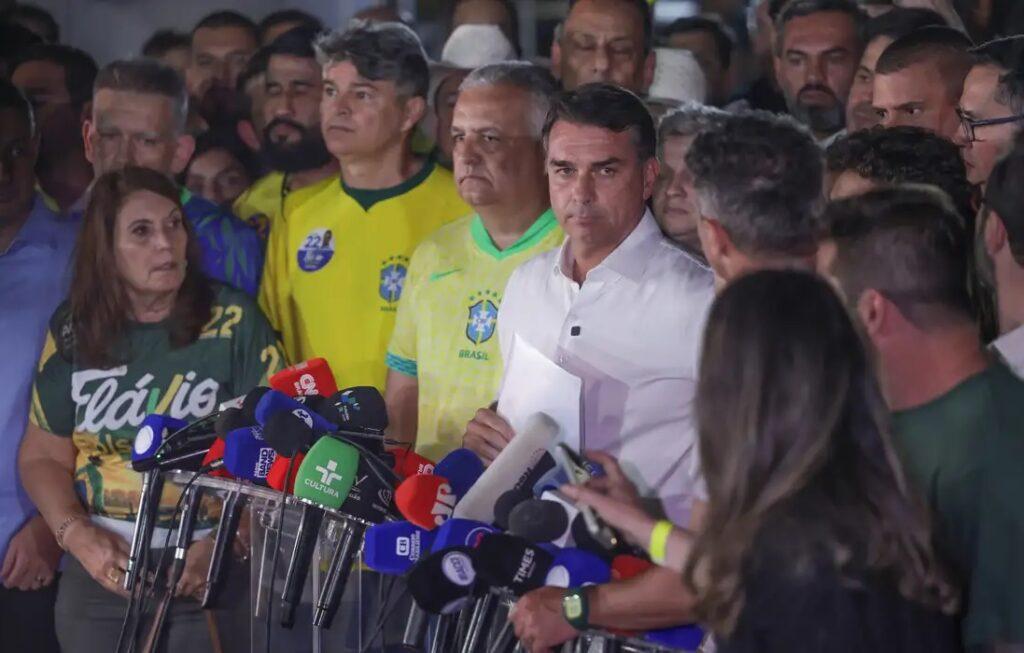 Moraes manda Flávio Bolsonaro entregar passaporte e proíbe viagem ao exterior
