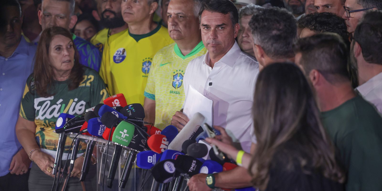 Alexandre de Moraes proíbe Flávio Bolsonaro de deixar o Brasil e manda entregar passaporte