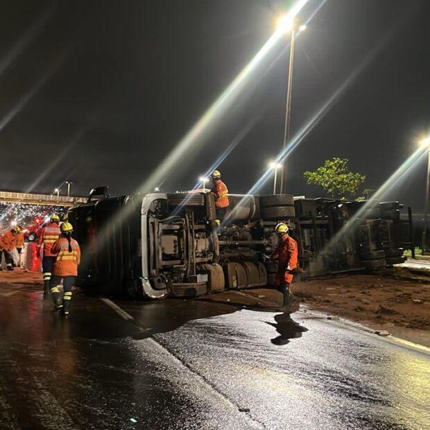 Trânsito na epia sul: motorista enfrenta retenção após capotamento