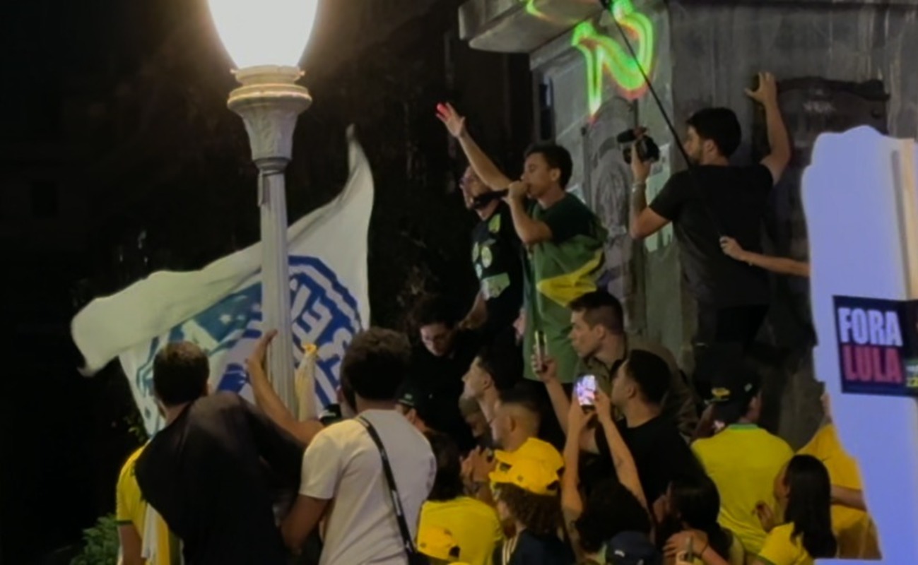 Nikolas Ferreira reúne multidão na Praça Sete e pede esperança no Brasil