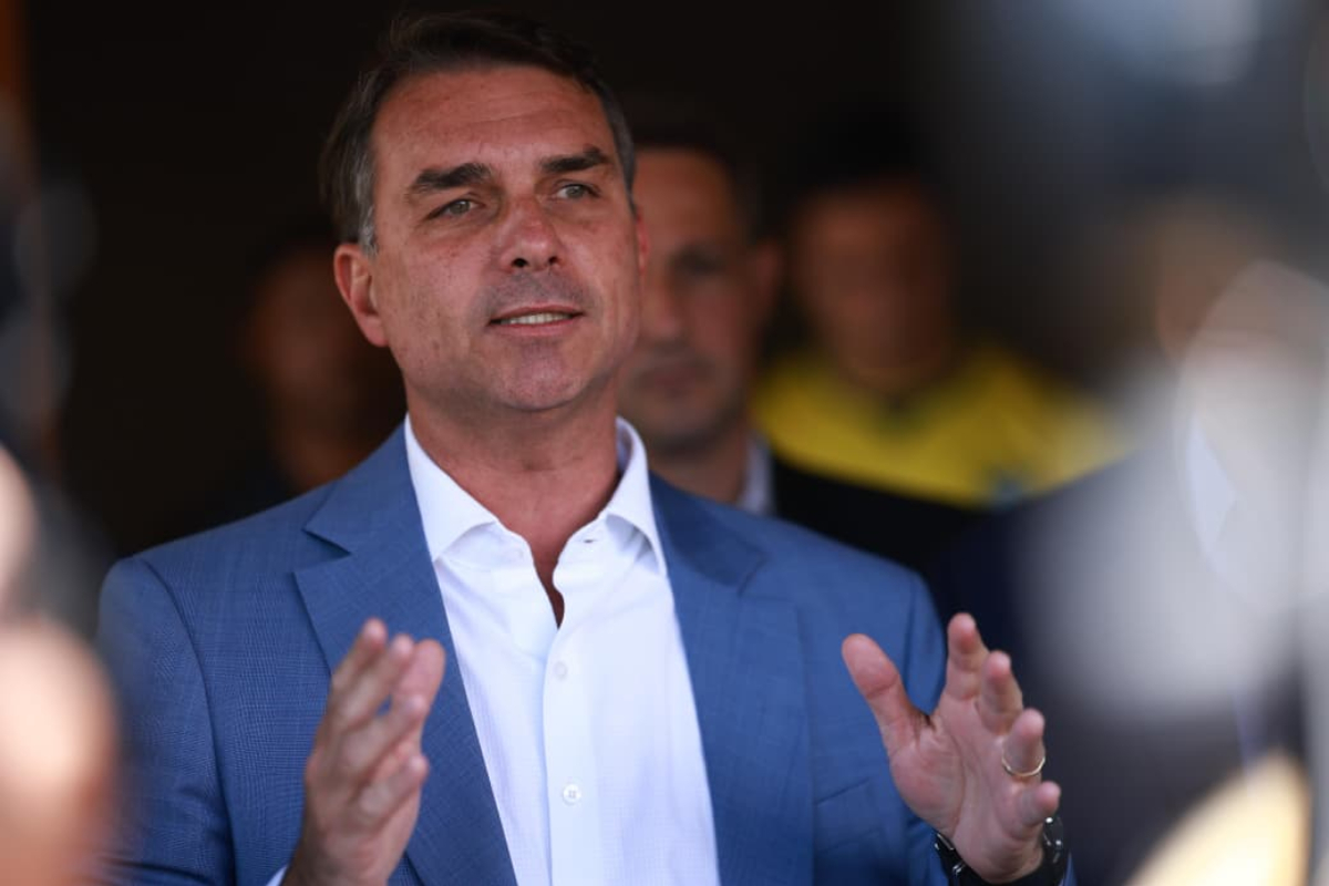 O cálculo político de Flávio Bolsonaro para apoiar a PEC do fim da escala 6x1