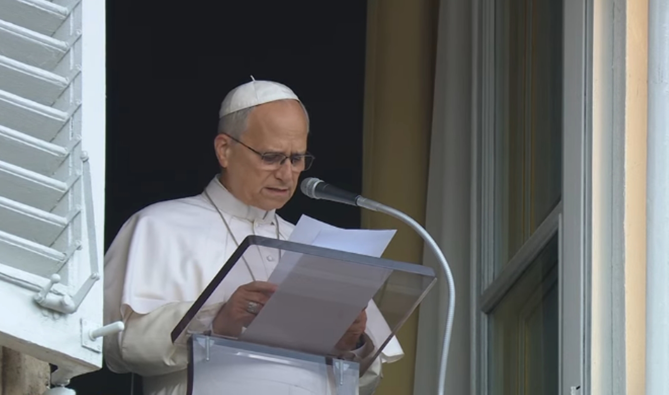 Papa Leão XIV realiza oração do Angelus no Vaticano após alta hospitalar