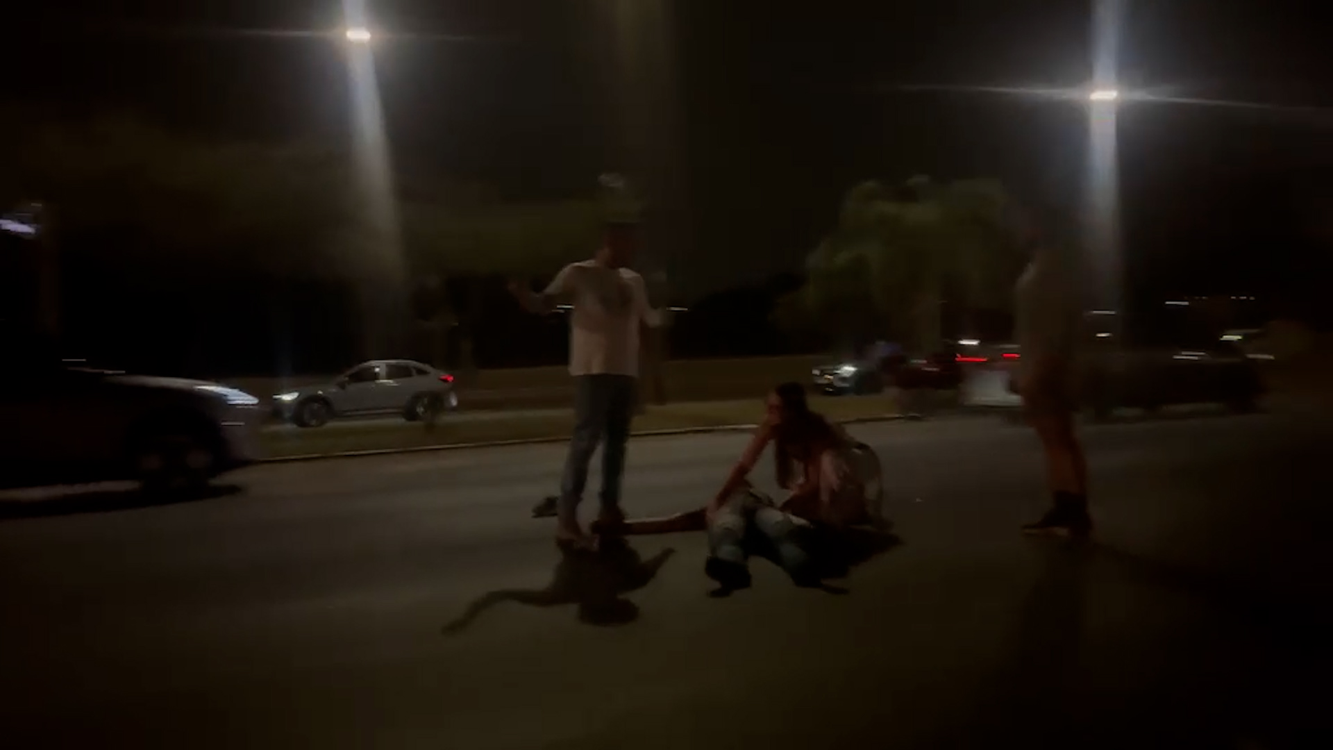 Pedestre sofre atropelamento em frente ao Zoo e motorista foge sem prestar socorro