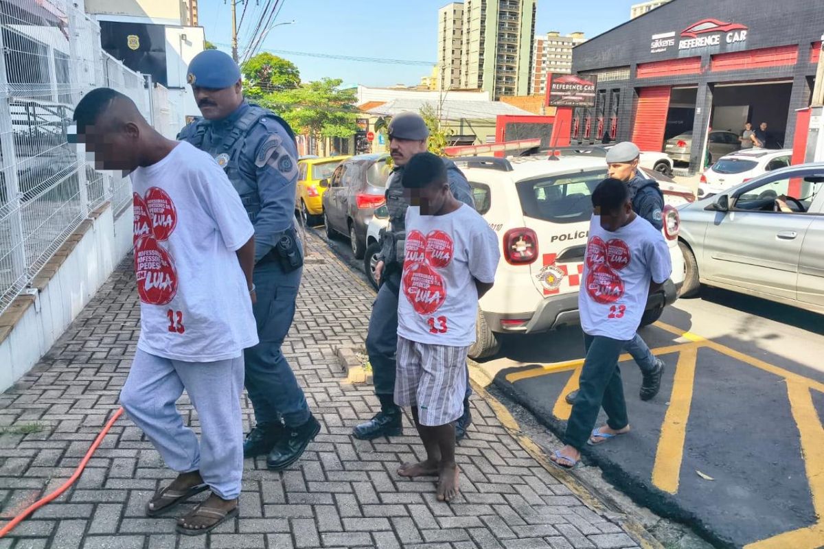 PM apreende jovens com camiseta de Lula e mãe alega flagrante forjado