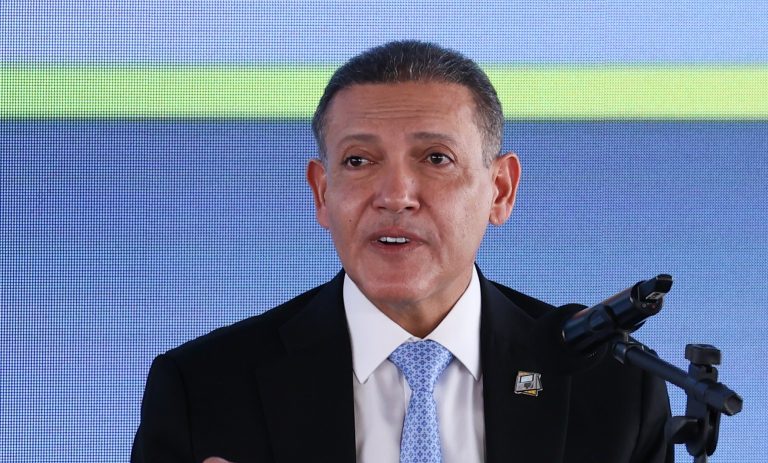 Presidente do TSE relata desafios técnicos após prorrogação da votação