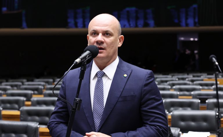 Projeto atualiza o crime de perseguição e detalha condutas digitais