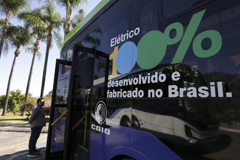 Projeto cria política nacional de eletrificação de ônibus e caminhões no Brasil