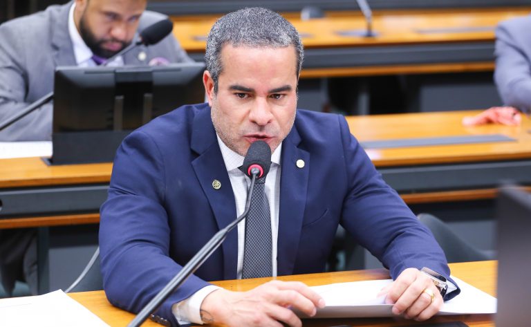 Projeto de lei criminaliza fraude por desconto indevido em folha